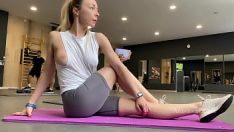 Abspielen Blinkende titten in der Öffentlichkeit. sportliches mädchen im fitnessstudio zeigt ihre brustwarzen.