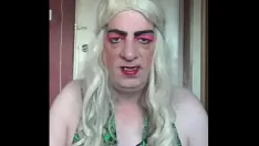 播放 双性恋变装者真的很想被真正男人的鸡巴操，他甚至在这个视频中这么说