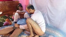 चलाएँ क्रीमपाई फिनिश के साथ थाई लड़की त्रिगुट बंगाली सेक्स