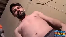 Riproduci Un ragazzo etero con la barba di topolino si masturba e viene