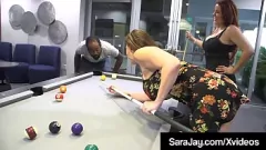 Jouer Sara Jay et Nicky Ferrari, deux MILF latines, dans un plan à trois interracial torride.