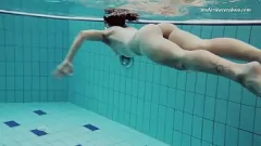 Redare Wet & Wild Teen Babe: Masturbare subacvatică în bikini