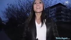 Redare Întâlnirea sexuală în aer liber a brunetei obraznice a unui agent public