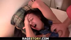 Afspelen Brunette tiener in rode lingerie gestraft met ruige deepthroat en hard neuken