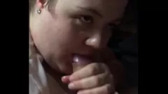 Redare Teen Busty Milf e de rahat Fat Dick și primește un cumshot