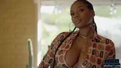 Oynat Ebony Milf Nyla, büyük doğal göğüsler şeritleri ve zevkleri ile