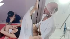 चलाएँ बुल के सामने चिकित्सा परीक्षा के दौरान क्रीमयुक्त विनम्र पत्नी का गधा!