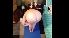 Reproduzir Acorde com peitos grandes e bunda suculenta na sessão de ioga nua com mmandeee1