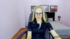 播放 欧洲金发碧眼的宝贝在眼镜中炫耀网络摄像头上的小山雀