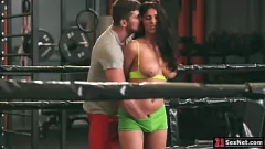 Odtwórz Euro Brunetka Max Fonda w intensywnej sesji na siłowni z Ava Black