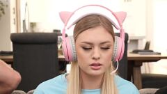 Reproduzir Loira Sex Bomb Amber Moore em um MMF selvagem trio