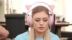 Reproduzir Loira Sex Bomb Amber Moore em um MMF selvagem trio