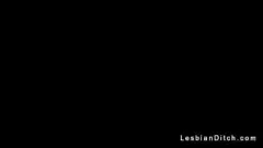Afspelen Harige lesbische liefhebbers likken en tribbing naar orgasmische gelukzaligheid
