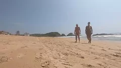Reproducir Diversión pública de la playa nudista: pareja destellos y jugadas al sol