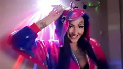 播放 Unicorn睡衣中的Dominatrix用她的号角提供了打手枪的说明