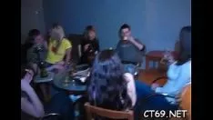 播放 粗暴的性爱给我们不正当的妃子带来了无限的愉悦