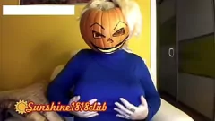 Putar CEats Halloween: Sinar Matahari Big-Boobed di Cosplay Seram