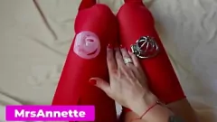 Redare Mistress paradează noi celule de castitate la sclavul ei: sesiune de femdom extinsă