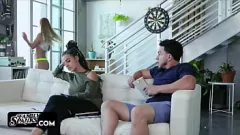 Abspielen Stufensiegeling Rendezvous: Sloan Harper und Peter Green in Tabu -Action auf der Couch gefangen