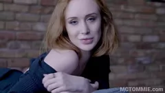 Abspielen Redhead Teen Lenina Crownes POV Fuck in Black Mini Kleid & Creampie