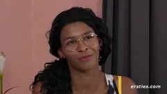 चलाएँ शेव की हुई बिल्ली के साथ टैटू वाली जर्मन लड़की ग्लास डिल्डो और वाइब्रेटर के साथ अंतरंग क्षणों का आनंद लेती है