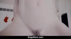 播放 顽皮的继母在禁忌的第一视角场景中偷偷给年幼的继子进行圣诞口交