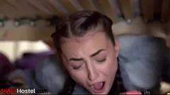 再生 好奇心旺盛なホステルの美女がブロンドと参加して、大きなペニスを共有して情熱的にしゃぶりながら野生の二人三脚でセックスします