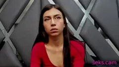 Afspelen Prachtige kleine brunette in rode lingerie spreidt haar benen wijd voor een onvergetelijke live cam-sekssessie