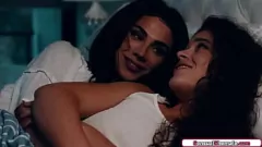 Reproduzir A sensual Ariel Demure, a travesti morena, dá foda facial intensa e garganta profunda para uma jovem enteada