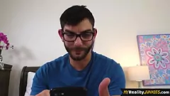 Jouer Une jeune blonde avec un petit cul et de petits seins fait une pipe époustouflante avant de chevaucher une énorme bite comme une cow-girl