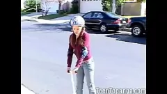 Reproduzir Puta adolescente Topanga em cena erótica de carícias solo - gata pequena se masturbando ao ar livre com buceta raspada