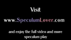 Играть Брюнетка с большими сиськами показывает свою киску и очко, используя зеркало во время сеанса медицинской фетиш-мастурбации крупным планом