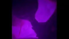 播放 金发荡妇在父母的热水浴缸里享受热气腾腾的口交：真正的业余禁忌动作