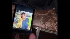 Jouer Pleine cousine aux gros seins se fait éjaculer dessus