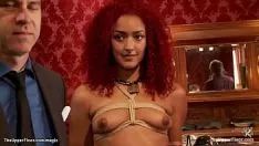 Jouer Ebony Tree anulingus blonde au parti politique bdsm