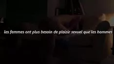 Jouer Une Française mariée participe à des retraits forcés sur un grand sashay de champion