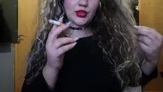 Putar Missy bibir merah memiliki asap yang mengesankan tertutup hanya untuk Anda