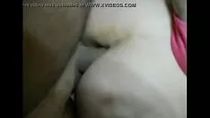 Jouer Il pique son sashay dans le cul et le prend avec une rivière de lait