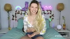 Redare Copilul blond se joacă cu vibratorul ei