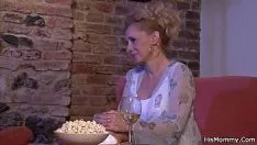 Redare Adolescentul lui brunet o ia pe mama supurată